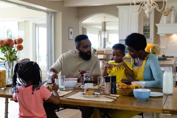 Genitori Afroamericani Parlano Con Bambini Mentre Fanno Colazione Tavola Casa — Foto Stock