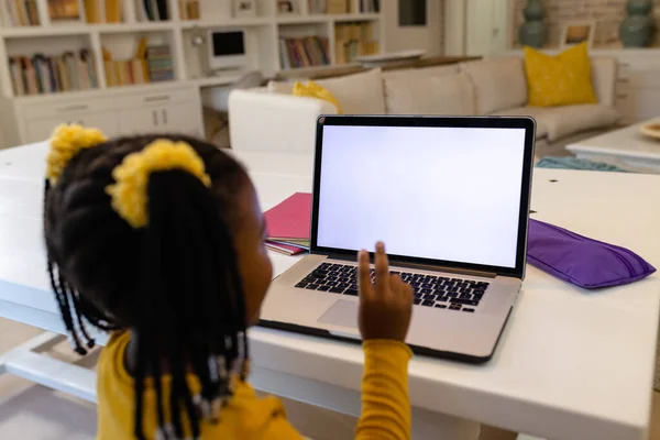 Menina Afro Americana Gestos Enquanto Frequenta Aula Line Sobre Laptop — Fotografia de Stock