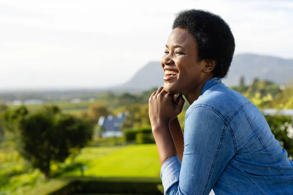 Profil Szczęśliwej Afroamerykanki Przebywającej Słonecznym Tarasie Przestrzenią Kopiowania Styl Życia — Zdjęcie stockowe