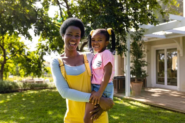 Porträtt Afrikansk Amerikansk Glad Mor Som Bär Dotter När Hon — Stockfoto