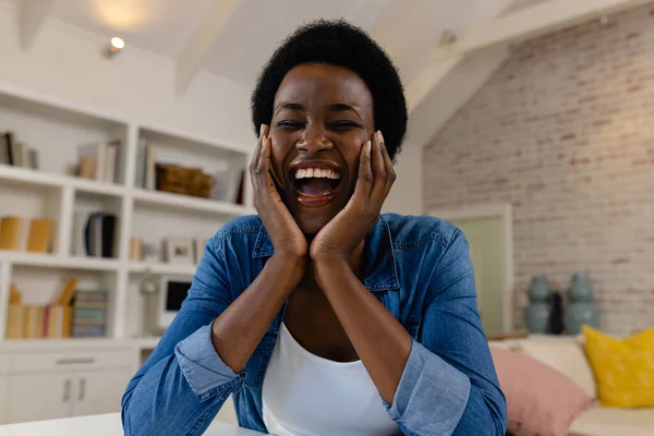 Feliz Mujer Afroamericana Haciendo Videollamadas Casa Estilo Vida Comunicación Vida —  Fotos de Stock