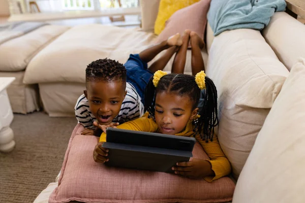 Vista Alto Ângulo Irmãos Afro Americanos Usando Tablet Digital Enquanto — Fotografia de Stock