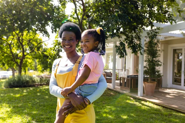 Afroamerikanisch Lächelnde Mutter Trägt Tochter Während Sie Hof Vor Dem — Stockfoto