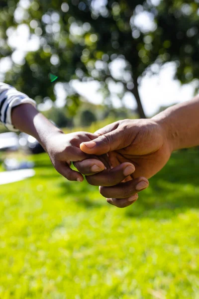 Närbild Afrikansk Amerikansk Far Och Son Som Håller Hand Över — Stockfoto