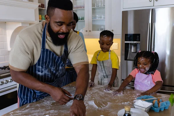 嬉闹的非洲裔美国父母和孩子们在家里的厨房岛上把面粉弄得乱七八糟 不变的生活方式 准备和享受 — 图库照片