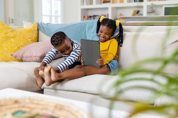 Sorrindo Irmã Afro Americana Usando Tablet Enquanto Sentado Com Irmão — Fotografia de Stock