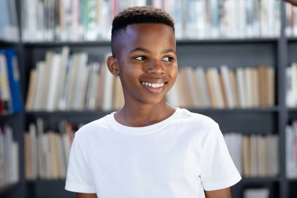 図書館の上にコピースペースの白いTシャツを着たアフリカ系アメリカ人の少年 ファッション カジュアルウェア 教育と学校の概念 — ストック写真