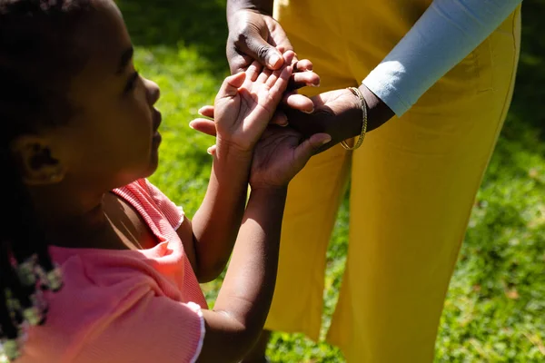 Порожнеча Афроамериканської Матері Тримає Руки Дочки Задньому Дворі Сонячний День — стокове фото