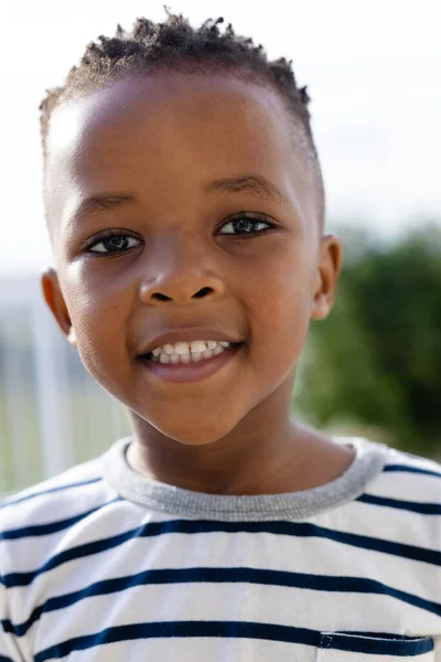 Porträt Eines Glücklichen Afrikanisch Amerikanischen Jungen Auf Der Sonnigen Terrasse — Stockfoto