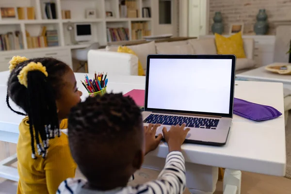 Африканські Американські Брати Сестри Вивчають Онлайн Через Ноутбук Столі Вдома — стокове фото