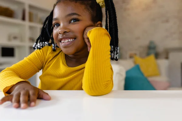 Chica Afroamericana Feliz Haciendo Videollamadas Casa Estilo Vida Comunicación Infancia —  Fotos de Stock