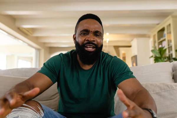Hombre Afroamericano Haciendo Videollamadas Sala Estar Estilo Vida Comunicación Vida — Foto de Stock