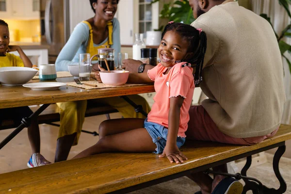 Afroamerykanka Uśmiechnięta Kamery Podczas Śniadania Rodziną Przy Stole Domu Niezmieniony — Zdjęcie stockowe