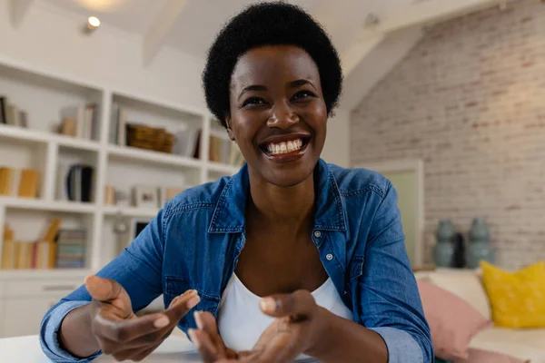 幸せなアフリカ系アメリカ人女性が自宅でビデオ通話をしています ライフスタイル コミュニケーション 国内生活変更なし — ストック写真