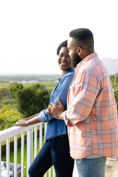 Счастливая Африканская Американская Пара Обнимается Останавливается Солнечной Террасе Lifestyle Nature — стоковое фото