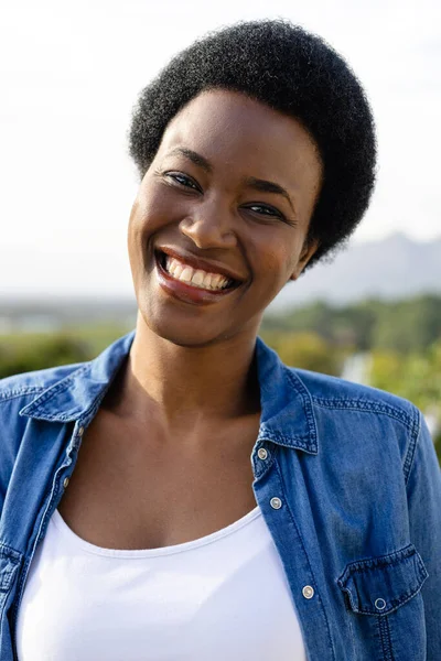 日当たりの良いテラスで幸せなアフリカ系アメリカ人女性の肖像画 ライフスタイル 国内生活 変わらない — ストック写真
