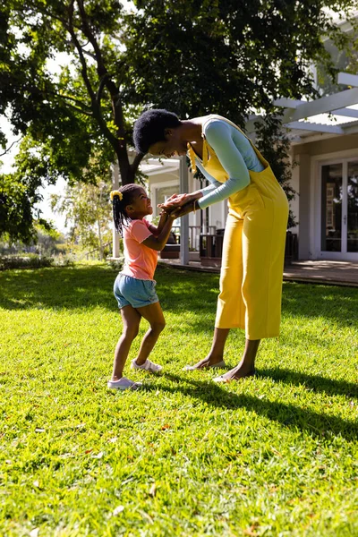 Vista Lateral Madre Afroamericana Sosteniendo Las Manos Hija Mientras Está — Foto de Stock
