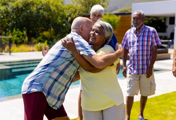 Szczęśliwi Seniorzy Urządzający Imprezę Obejmujący Ogród Styl Życia Przyjaźń Relaks — Zdjęcie stockowe