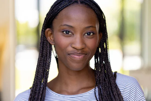 Портрет Счастливой Африканской Женщины Американки Смотрящей Камеру Улыбающейся Стиль Жизни — стоковое фото