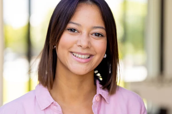 Portrait Happy Biracial Woman Looking Camera Smiling Lifestyle Free Time — Stock Photo, Image