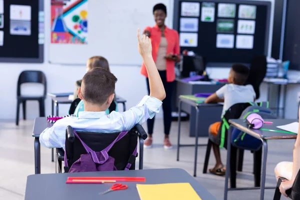 Különböző Női Tanár Fiú Felemelt Kézzel Osztályban Oktatás Inkluzivitás Általános — Stock Fotó