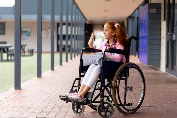 Tekerlekli Sandalyedeki Melez Öğrenci Okul Koridorunda Sallıyor Eğitim Çocukluk Ilkokul — Stok fotoğraf