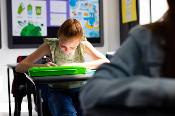 学校の教室の机に座っている多様な子供たち コミュニティ 学習コンセプト — ストック写真