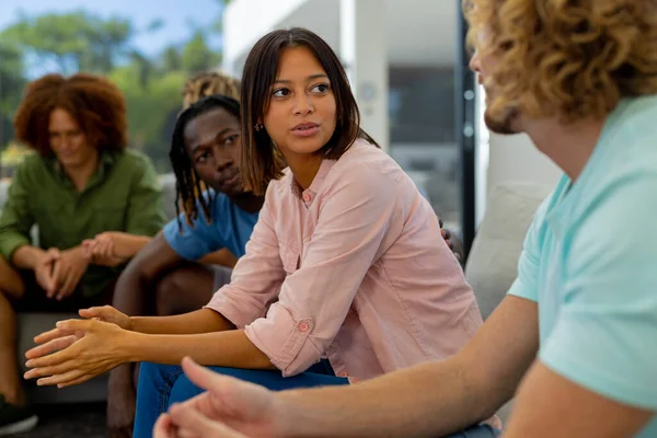 一组多样化的人坐在沙发上 在集体治疗课上交谈 生活方式 友谊和支持 — 图库照片