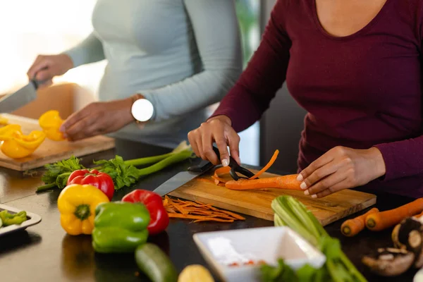 Część Środkowa Dwurasowych Lesbijek Siekających Warzywa Kuchni Gotowanie Jedzenie Zdrowy — Zdjęcie stockowe