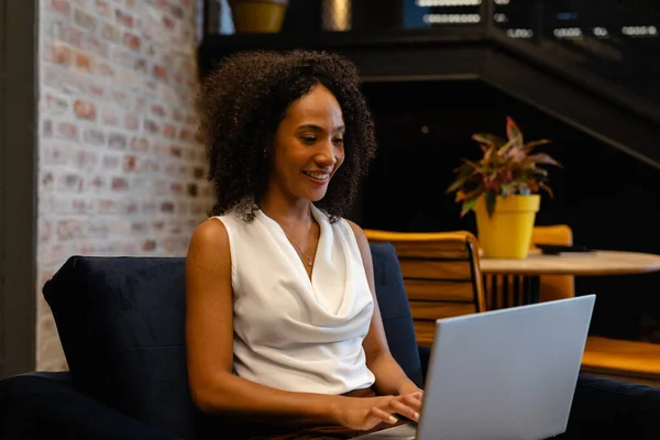 Glückliche Afrikanisch Amerikanische Gelegenheitsunternehmerin Mit Laptop Büro Lounge Casual Office — Stockfoto