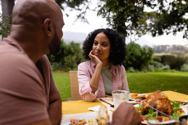 幸せな出産のカップルが食事をし 庭のテーブルに座って話す 一緒に 食品や生活様式 変更なし — ストック写真
