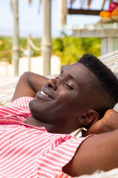 Zrelaksowany Dwurasowy Mężczyzna Leżący Hamaku Uśmiechnięty Słonecznego Baru Plaży Relaks — Zdjęcie stockowe