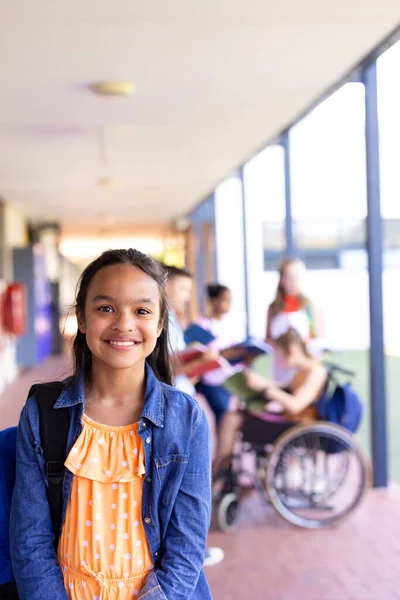 Okul Koridorunda Çantasıyla Dikilen Gülümseyen Melez Öğrenci Portresi Eğitim Kapsayıcılık — Stok fotoğraf