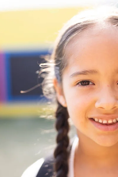 Okul Bahçesinde Gülümseyen Ilkokul Çocuğunun Dikey Yarım Portresi Eğitim Kapsayıcılık — Stok fotoğraf