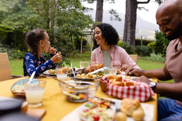 Щасливі Батьки Дочка Сидять Столом Їдять Розмовляють Саду Літо Сім — стокове фото