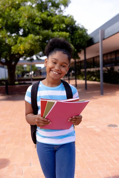 Portret Van Een Gelukkig Afrikaans Amerikaans Schoolmeisje Het Schoolplein Onderwijs — Stockfoto