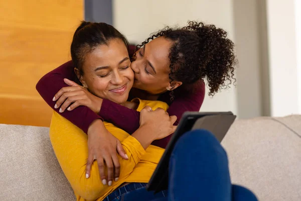 快乐的一对同性恋情侣拥抱在客厅的沙发上 用平板电脑 生活方式 交流和家庭生活 — 图库照片