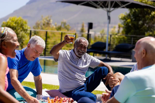 Gelukkige Senior Diverse Mensen Zitten Deken Picknicken Het Maken Van — Stockfoto