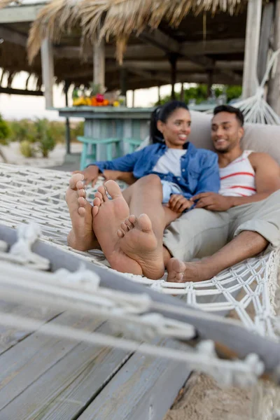 度假期间 一对光着脚的年轻夫妇在海滩上躺在吊床上 脸上挂着美丽的笑容 不变的 在一起 旅游胜地 享受和夏天的概念 — 图库照片