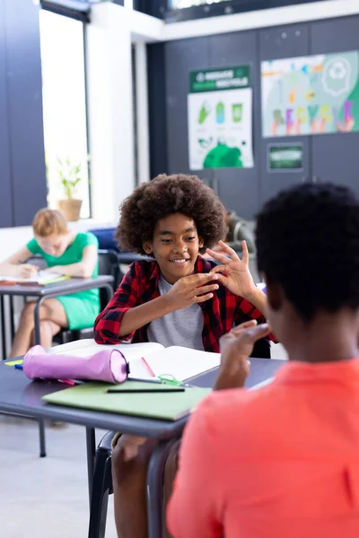 非洲裔美国女教师和男生在课堂上使用手语的纵向 小学和学习概念 — 图库照片