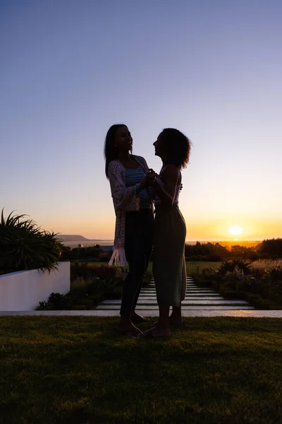 Glückliches Lesbisches Paar Das Garten Bei Sonnenuntergang Tanzt Lebensstil Beziehung — Stockfoto