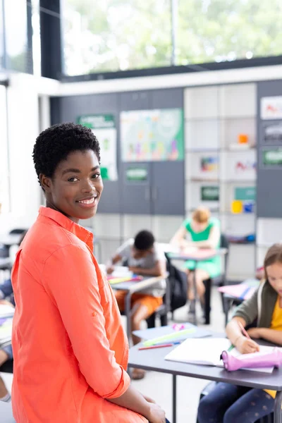 快乐的非洲裔美国女教师与不同的学生在课堂上的垂直肖像 复制空间 包容性 小学教育和学习概念 — 图库照片