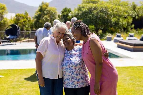 Boldog Idősebb Változatos Női Barátok Ölelkeznek Mosolyognak Kertben Senior Életmód — Stock Fotó