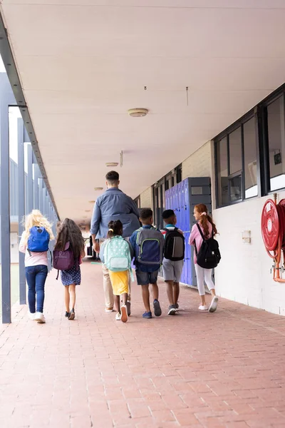 Lkokul Koridorundaki Çeşitli Erkek Öğretmen Çocukların Dikey Dikey Dikiz Aynası — Stok fotoğraf