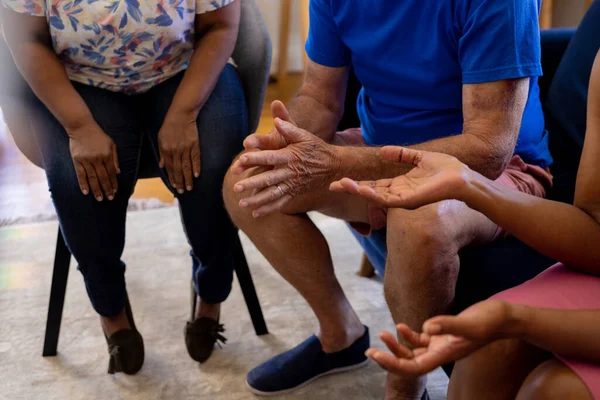 Střední Část Seniorů Různorodých Lidí Sedí Židlích Mluví Skupinové Terapii — Stock fotografie