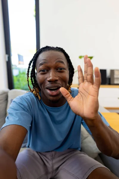 Szczęśliwy Amerykanin Afryki Siedzi Kanapie Rozmowę Wideo Styl Życia Komunikacja — Zdjęcie stockowe