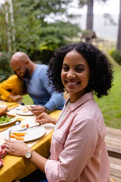 庭で夫と娘と食事をするテーブルで幸せな出産の母親の肖像画 一緒に 食べ物とライフスタイル 変わらない — ストック写真