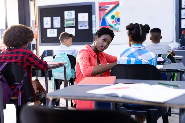 Különböző Tanárnők Iskoláslányok Beszélgetnek Osztályteremben Asztaloknál Dolgozó Diákokkal Oktatás Inkluzivitás — Stock Fotó