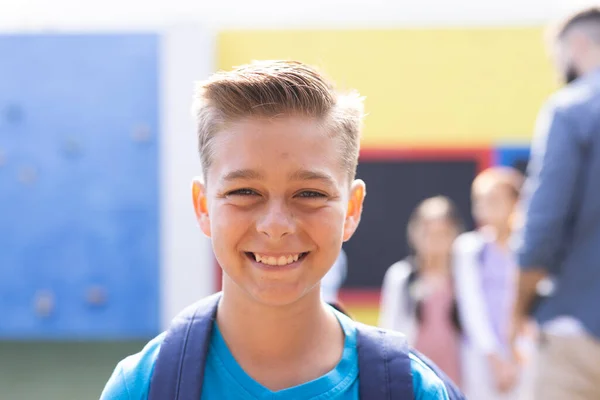 Portrét Usmívajícího Bělocha Školním Hřišti Kopírovací Prostor Vzdělávání Inkluzivita Základní — Stock fotografie