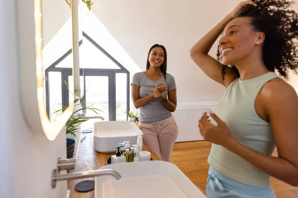 快乐的一对同性恋夫妇看着浴室里的镜子 生活方式 自我照顾和家庭生活 — 图库照片